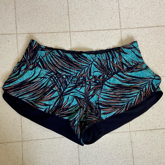Lululemon Swim and Run Reversible Shorts - Picture 3 of 7